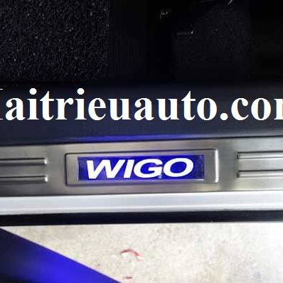nẹp bước ch&acirc;n c&oacute; đ&egrave;n cho xe Toyota Wigo