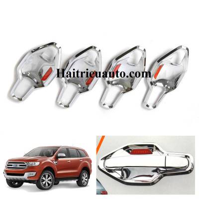 Ch&eacute;n cửa Ford Everest h&agrave;ng th&aacute;i