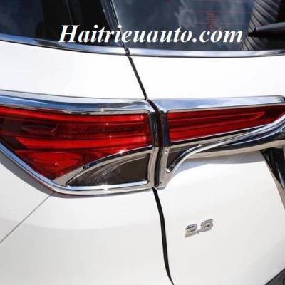 Viền đ&egrave;n sau Fortuner 2017