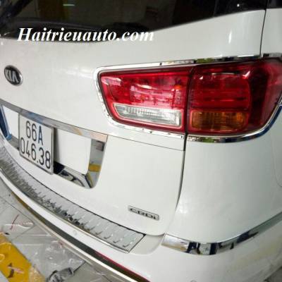 Viền đ&egrave;n sau Kia Sedona