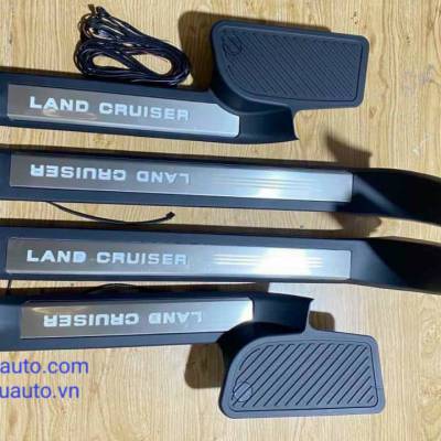 nẹp bước ch&acirc;n c&oacute; đ&egrave;n led xe land cruiser