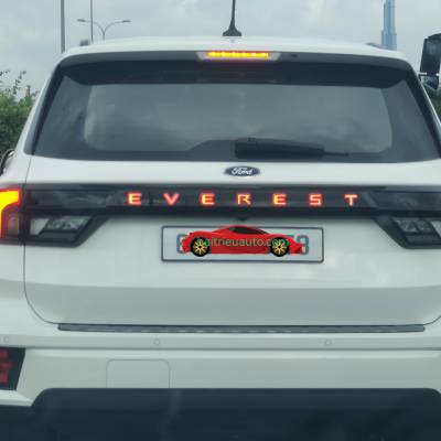 Đ&egrave;n led tay mở cốp xe Everest 2023