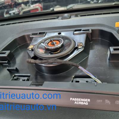 Loa trung t&acirc;m xe Everest 2023