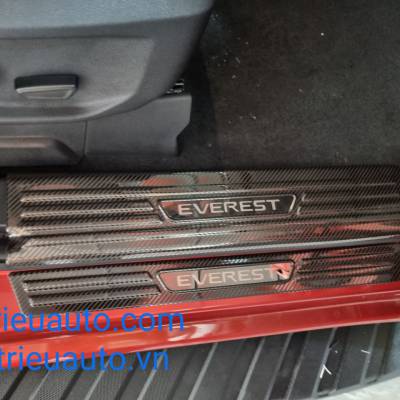 Nẹp bước ch&acirc;n trong ngo&agrave;i xe Everest 2023