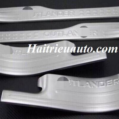 Nẹp bước ch&acirc;n trong Mitsubishi Outlander