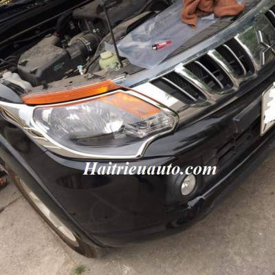 Viền đ&egrave;n trước Mitsubishi Triton