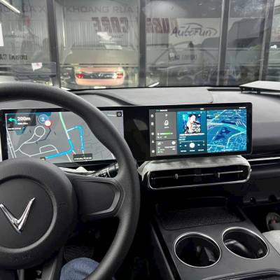 M&agrave;n h&igrave;nh đ&ocirc;i Vinfast Limo Green