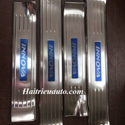 Nẹp bước ch&acirc;n trong c&oacute; đ&egrave;n Innova 2017