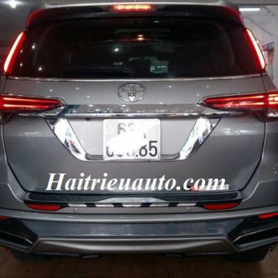 Chống trầy cốp sau h&agrave;ng th&aacute;i lan Fortuner 2017