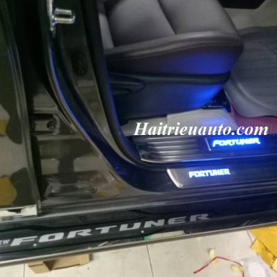 Nẹp bước ch&acirc;n c&oacute; đ&egrave;n Fortuner 2017 trong ngo&agrave;i