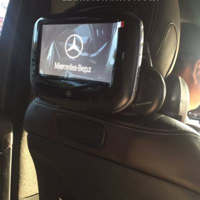 M&agrave;n h&igrave;nh gối đầu theo xe Mer