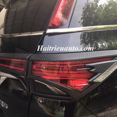 Viền đ&egrave;n hậu cacbon Fortuner 2017