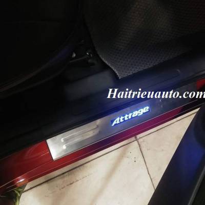 Nẹp bước ch&acirc;n c&oacute; đ&egrave;n Mitsubishi Attrage