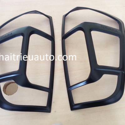 viền đ&egrave;n trước m&agrave;u đen cho xe navara