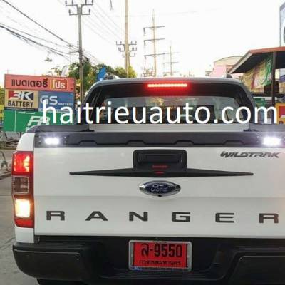 nẹp trang tr&iacute; cốp sau c&oacute; đ&egrave;n led cho xe ford ranger