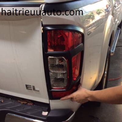 viền đ&egrave;n sau cho xe HILUX