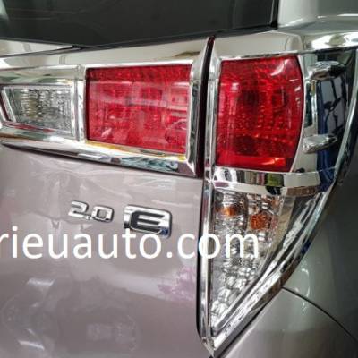 viền đ&egrave;n sau cho xe innova 2017