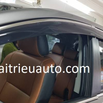 v&egrave; che mưa đen cho xe innova 2017