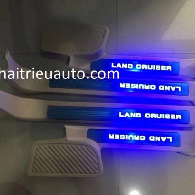 Nẹp bước ch&acirc;n c&oacute; đ&egrave;n cho xe Land Cruiser