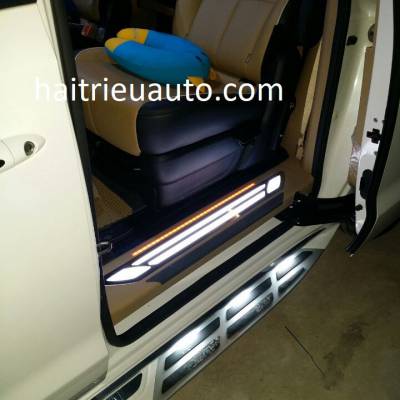 nẹp bước ch&acirc;n c&oacute; đ&egrave;n led cho xe Sedona